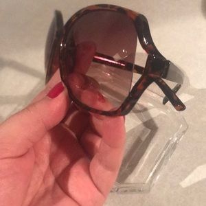 Round and big leopard glasses